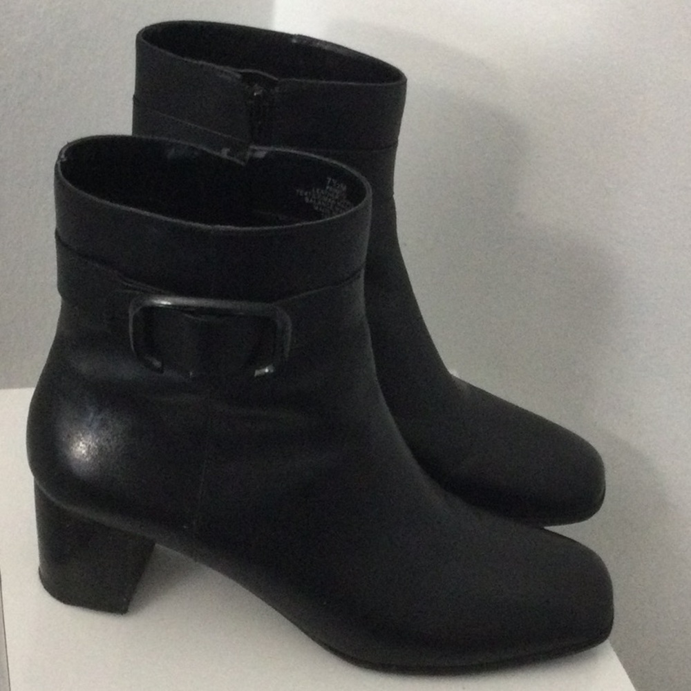 NINE WEST Black GENUINE LEATHER Booties Worn 2x PRICE REDUCED - Picture 4 of 10